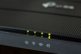 Pokud vám v noci bliká tato kontrolka na routeru, někdo se připojil k vašemu internetu - EnergoZrouti.cz